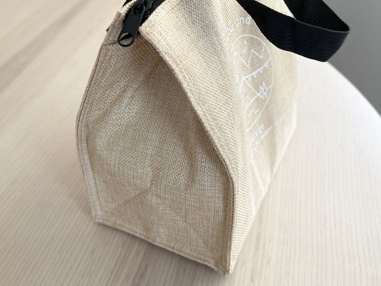 横から見たダイソーのマチ広ランチバッグ