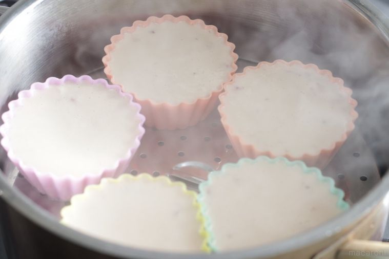 蒸し器に蒸しパンが5つ並んでいる