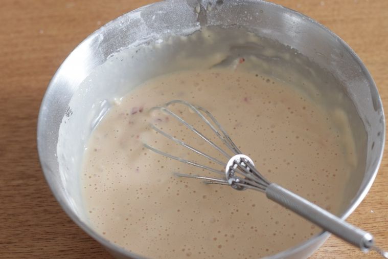 ボウルに蒸しパンの生地が入って泡だて器で混ぜている