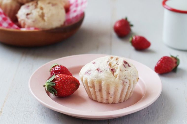 ピンクのお皿にいちご甘酒蒸しパンといちごがのっている