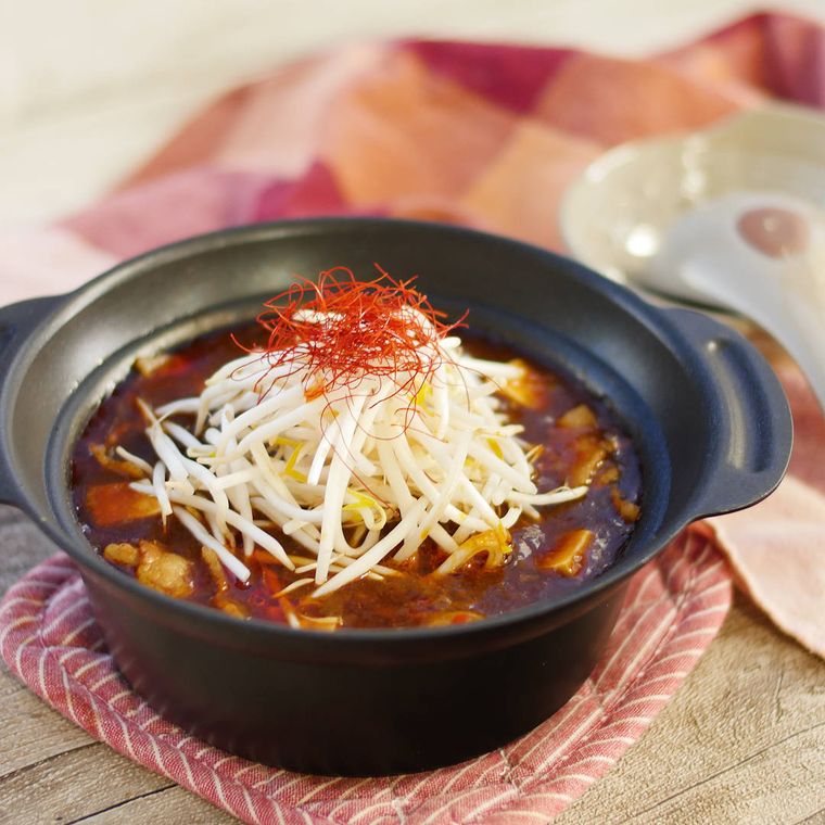 麻婆豆腐にもやしがたっぷりのっている鍋
