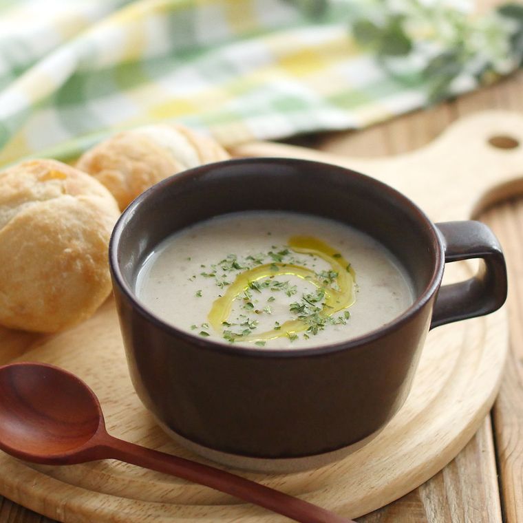 茶色いスープカップに入っているごぼうときのこのポタージュ