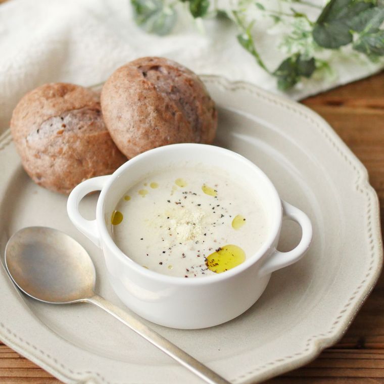 白いスープカップに入っているなすときのこのポタージュ