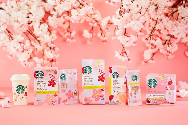 スターバックスのロゴが入って桜の絵が描かれたコーヒーパッケージが並んで置かれている