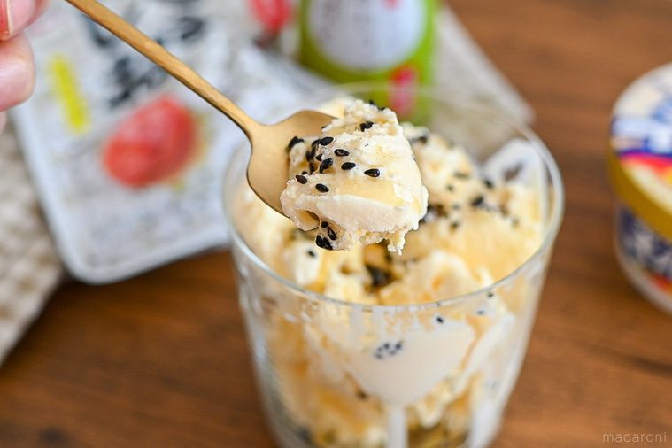 王道アイスを味変!スーパーカップ超バニラに「ごま塩×ごま油」をかけると大人の魔法がかかる【365日アイス女子】の画像