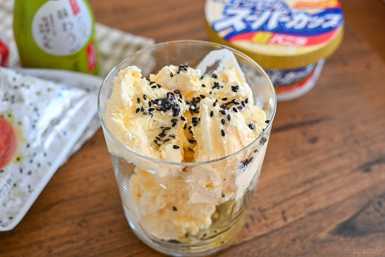 王道アイスを味変!スーパーカップ超バニラに「ごま塩×ごま油」をかけると大人の魔法がかかる【365日アイス女子】の画像