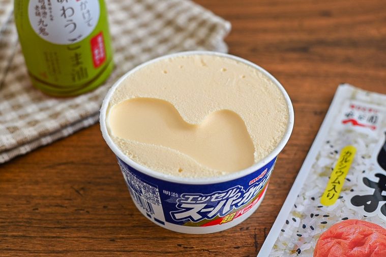 王道アイスを味変!スーパーカップ超バニラに「ごま塩×ごま油」をかけると大人の魔法がかかる【365日アイス女子】の画像