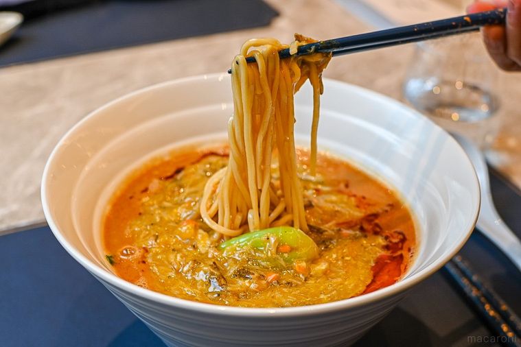 蟹王府の蟹肉入り担々麺の箸もち上げ