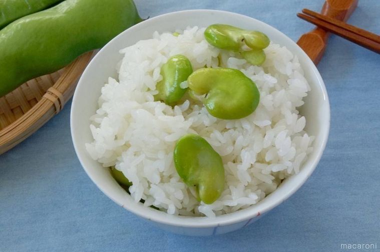 茶碗に盛られた、そら豆ご飯