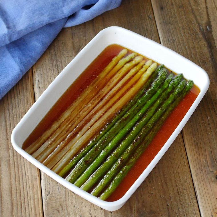 白い容器に入ったアスパラの焼きびたし