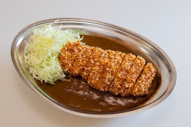 柿の種が衣に!チャンピオンカレー×亀田製菓の “Lカツカレー” が期間限定で登場の画像
