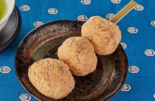人気シリーズ第3弾!100円ローソンが “3つのおはぎを串に” したボリュームある和菓子を新発売の画像