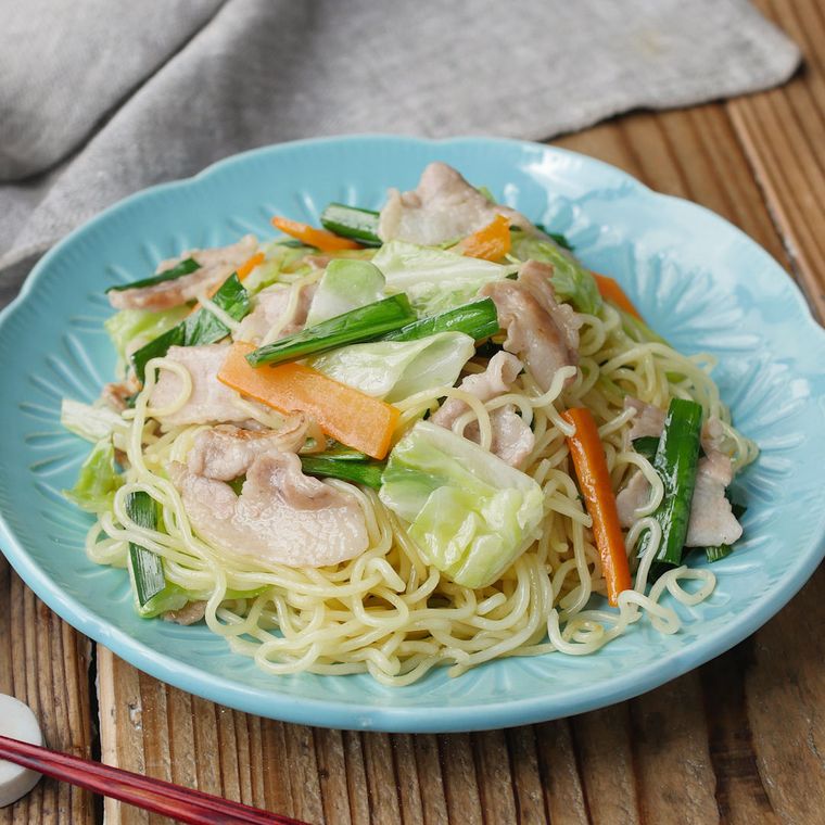 ニラやにんじんの彩りがきれいな塩焼きそばを盛った水色の大皿