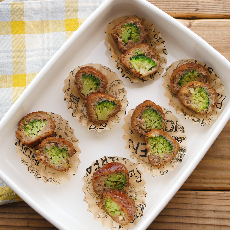 ブロッコリーの断面が見えるミートボールを入れたお弁当カップ