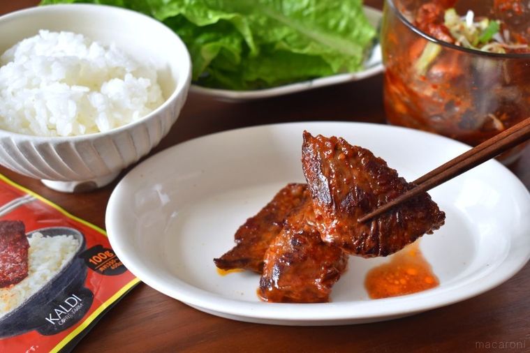 壺漬け甘辛肉だれに漬けて焼いた牛肉、ご飯、サンチュ、たれにつけた牛肉