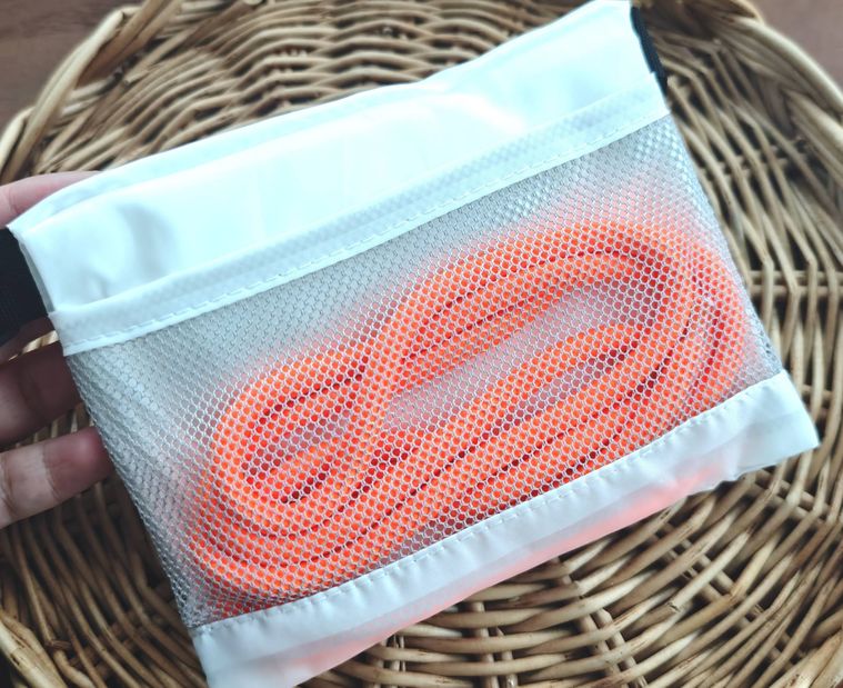 ショルダーになる折りたたみショッピングバッグが机の上に置いてある