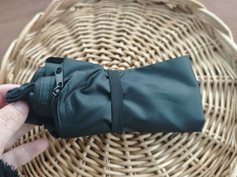 折りたたみ ショッピングバッグファスナー付、横を持っている様子