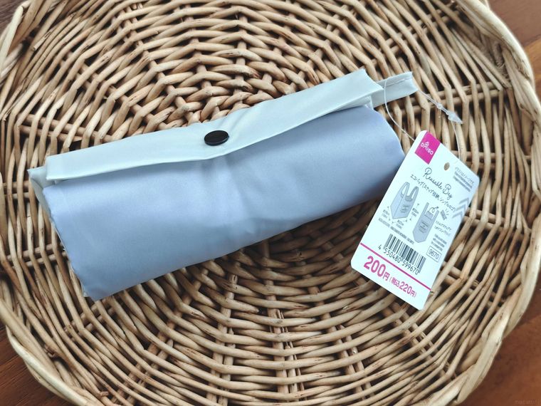 エコバッグスナップ収納 シンプルロゴが机の上に置いてある