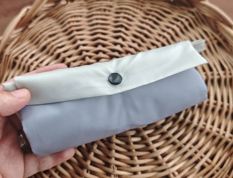 エコバッグスナップ収納 シンプルロゴを持っている様子