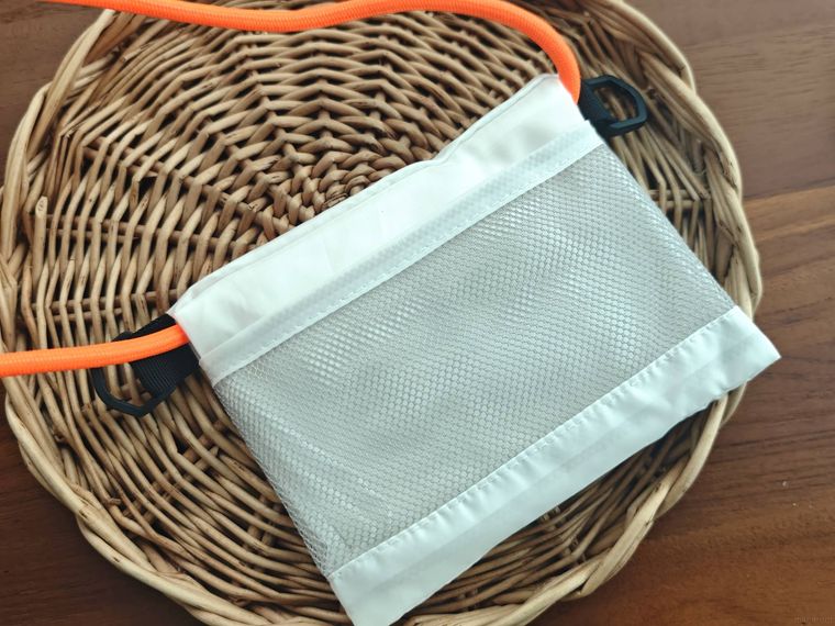 ショルダーになる折りたたみショッピングバッグが机の上に置いてある