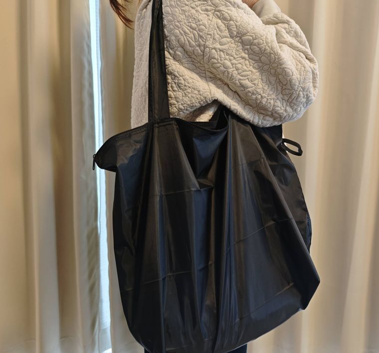 折りたたみ ショッピングバッグファスナー付、横を肩にかけている