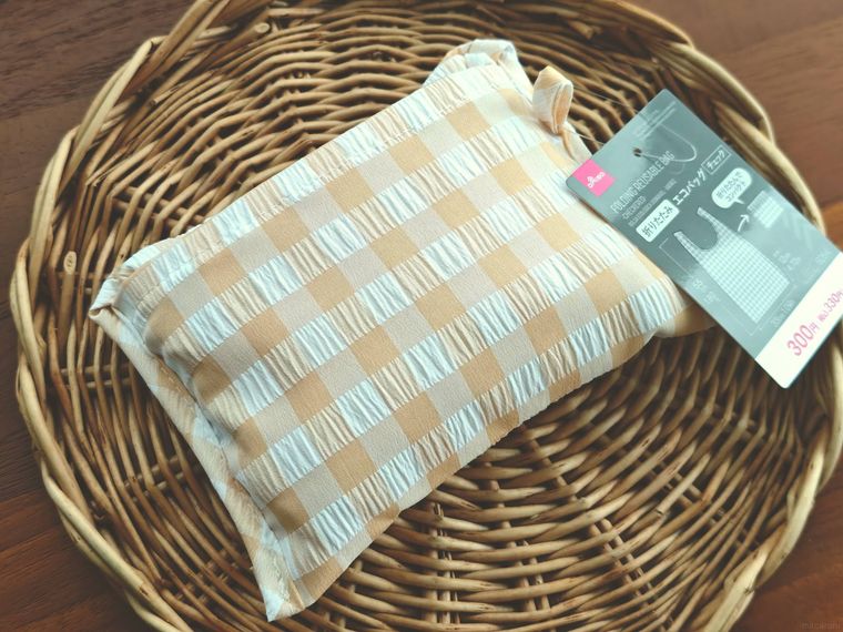 折りたたみ エコバッグ チェックが机の上に置いてある