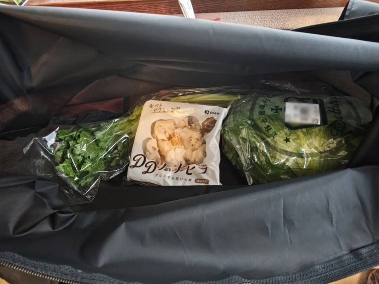 折りたたみ ショッピングバッグファスナー付、横のなかに野菜が入っている