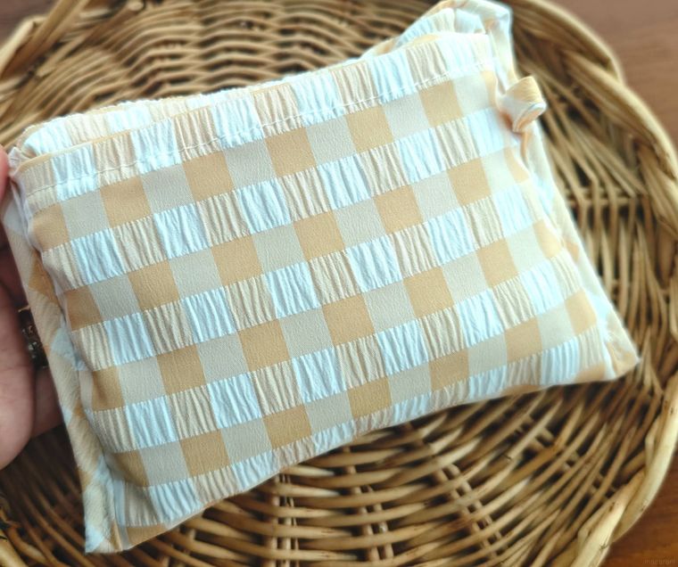 折りたたみ エコバッグ チェックを持っている様子