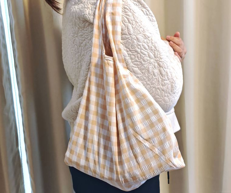 折りたたみ エコバッグ チェックを持っている様子