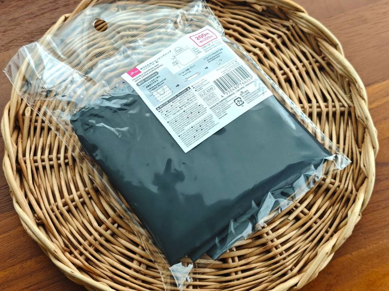 折りたたみ ショッピングバッグファスナー付、横が机の上に置いてある