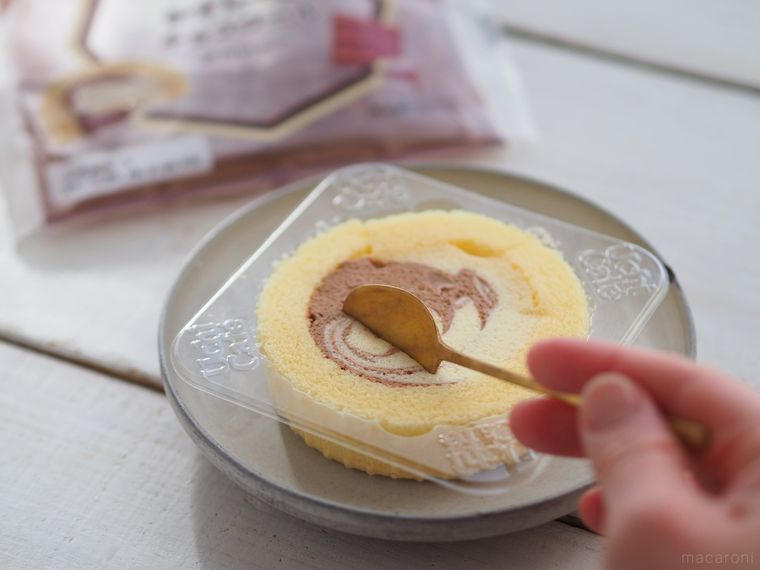 ダブルクリームの贅沢仕立て。八天堂×ローソンウチカフェ「かすたーどチョコロール」はリッチ感が別格!の画像