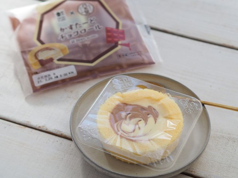ダブルクリームの贅沢仕立て。八天堂×ローソンウチカフェ「かすたーどチョコロール」はリッチ感が別格!の画像