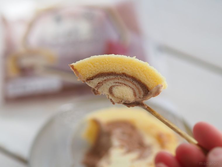 ダブルクリームの贅沢仕立て。八天堂×ローソンウチカフェ「かすたーどチョコロール」はリッチ感が別格!の画像