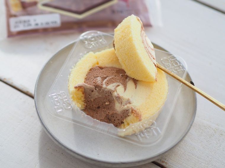ダブルクリームの贅沢仕立て。八天堂×ローソンウチカフェ「かすたーどチョコロール」はリッチ感が別格!の画像