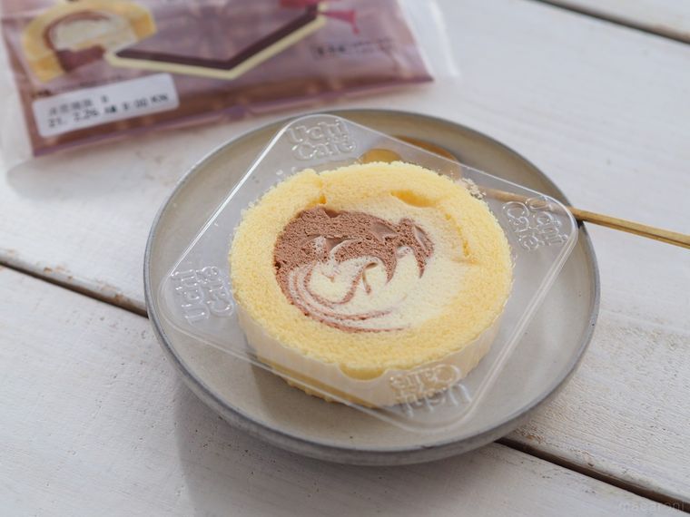 皿に出したUchi Café×八天堂 かすたーどチョコロール