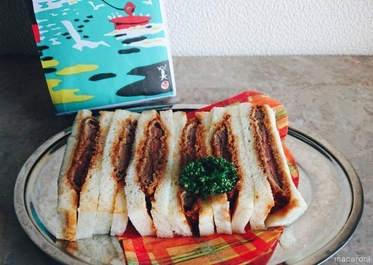 皿にもられたサンドウイッチビーフカツ