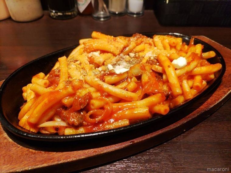 鉄板にもられたマカロニ・イタリアン