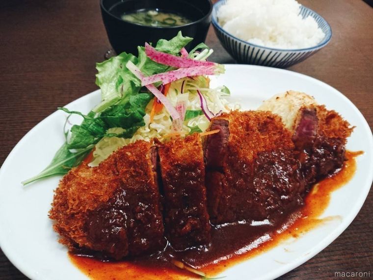 皿にもられたビーフカツとご飯と味噌汁