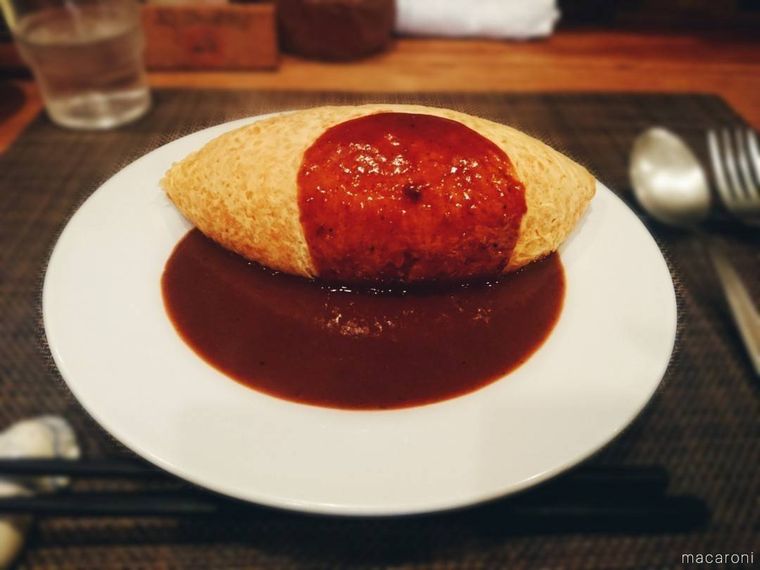 皿にもられたオムライス