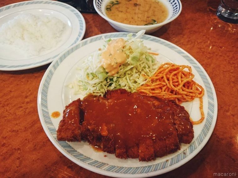 皿にもられたトンカツ定食