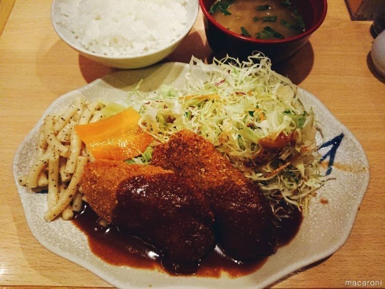皿にもられたミンチカツ定食A