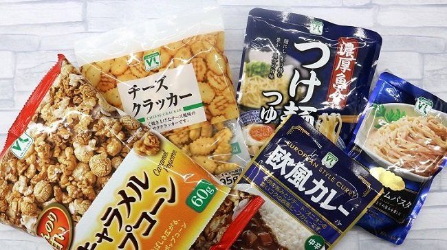 パッケージに入ったポップコーンやレトルトカレーなどが置いてある