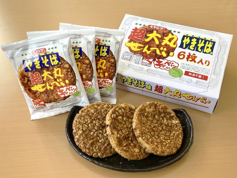 手土産にもぴったり。「ペヤング焼きそば」を再現したせんべいが6枚入りのボックスになって再登場!の画像