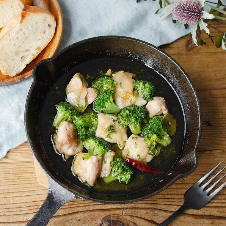 スキレットに盛り付けられた鶏肉とブロッコリーのアヒージョ