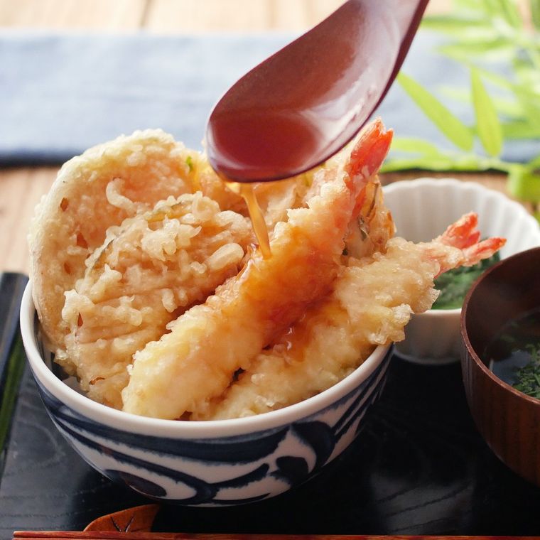 大きな海老天と野菜天がのった天丼定食