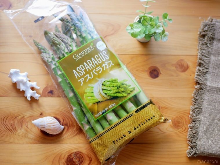 コストコの生アスパラガスがテーブルに置かれている