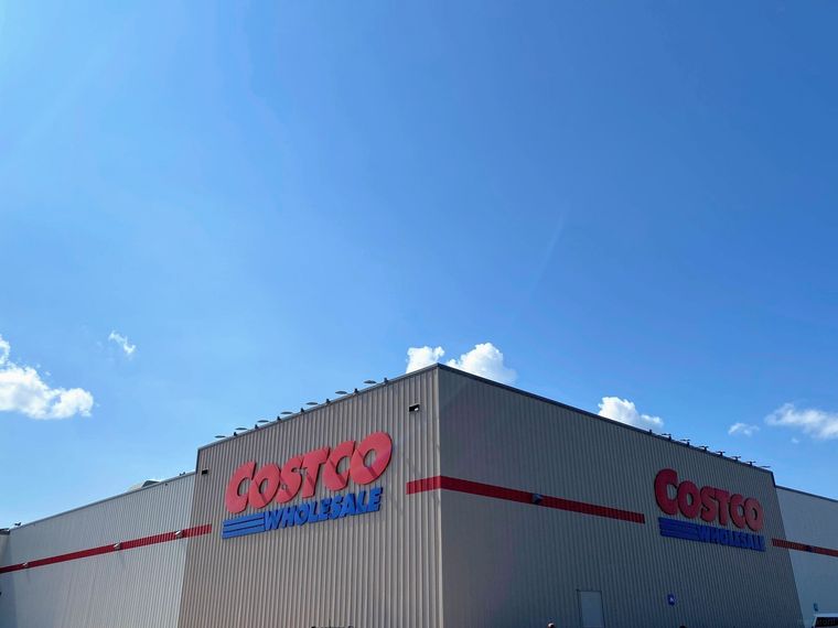 コストコの看板と青空