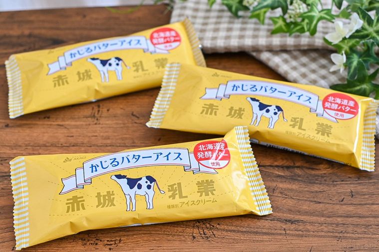 赤城乳業のかじるバターアイス3つ