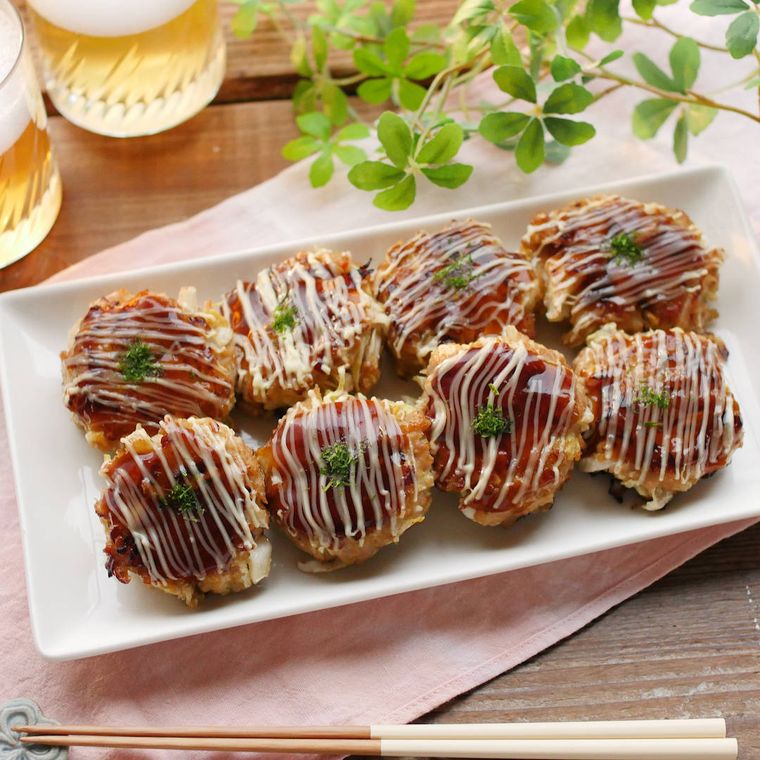 長方形の皿に春キャベツつくねがのっている