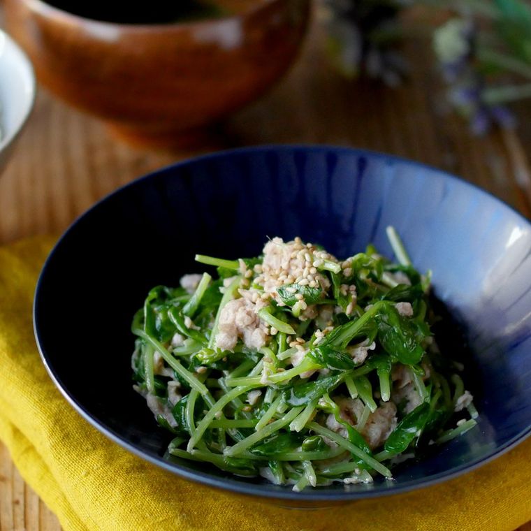 器に豆苗とツナのめんつゆマヨサラダが入っている